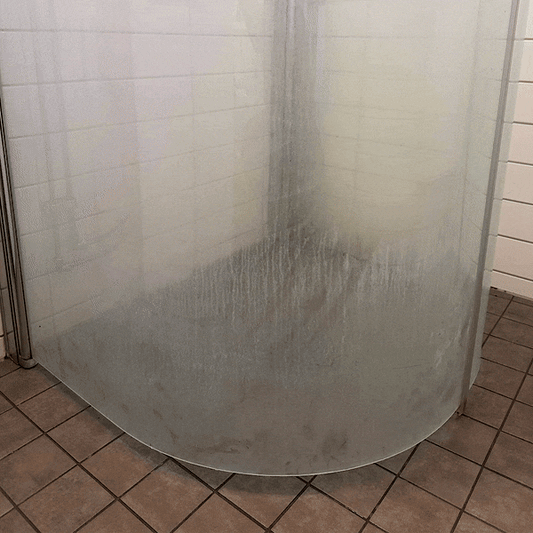 Före och efter av en dushdörr rengjord med kalkborttagning. Löser effektivt upp kalkfläckar och avlagringar, samtidigt som den avlägsnar smuts och vattenspår för en skinande yta.