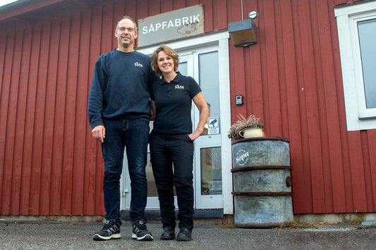 Sara och Magnus Idenfors utanför fabriken som tillverkar Västerbottenssåpa i Vilhelmina