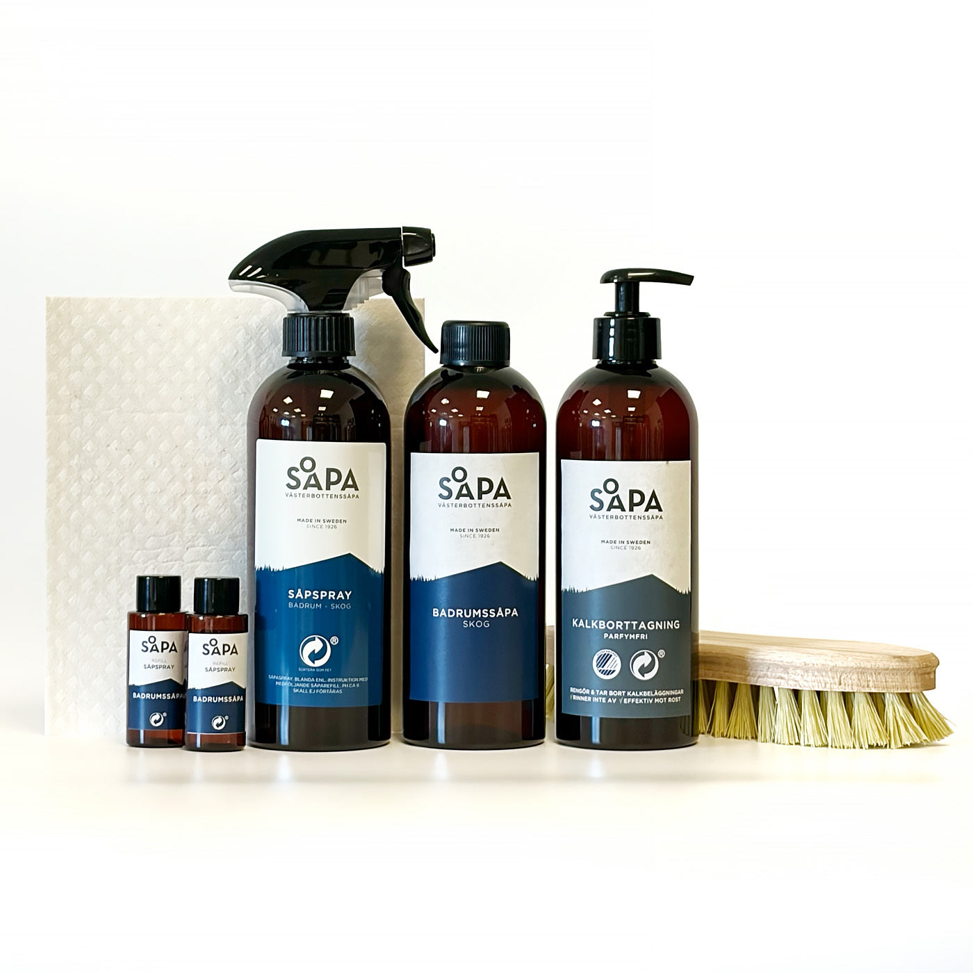 Badrumspaket från Västerbottenssåpa med såpspray, badrumssåpa med doft av skog, två refiller, kalkborttagning, skurborste och vit städduk.