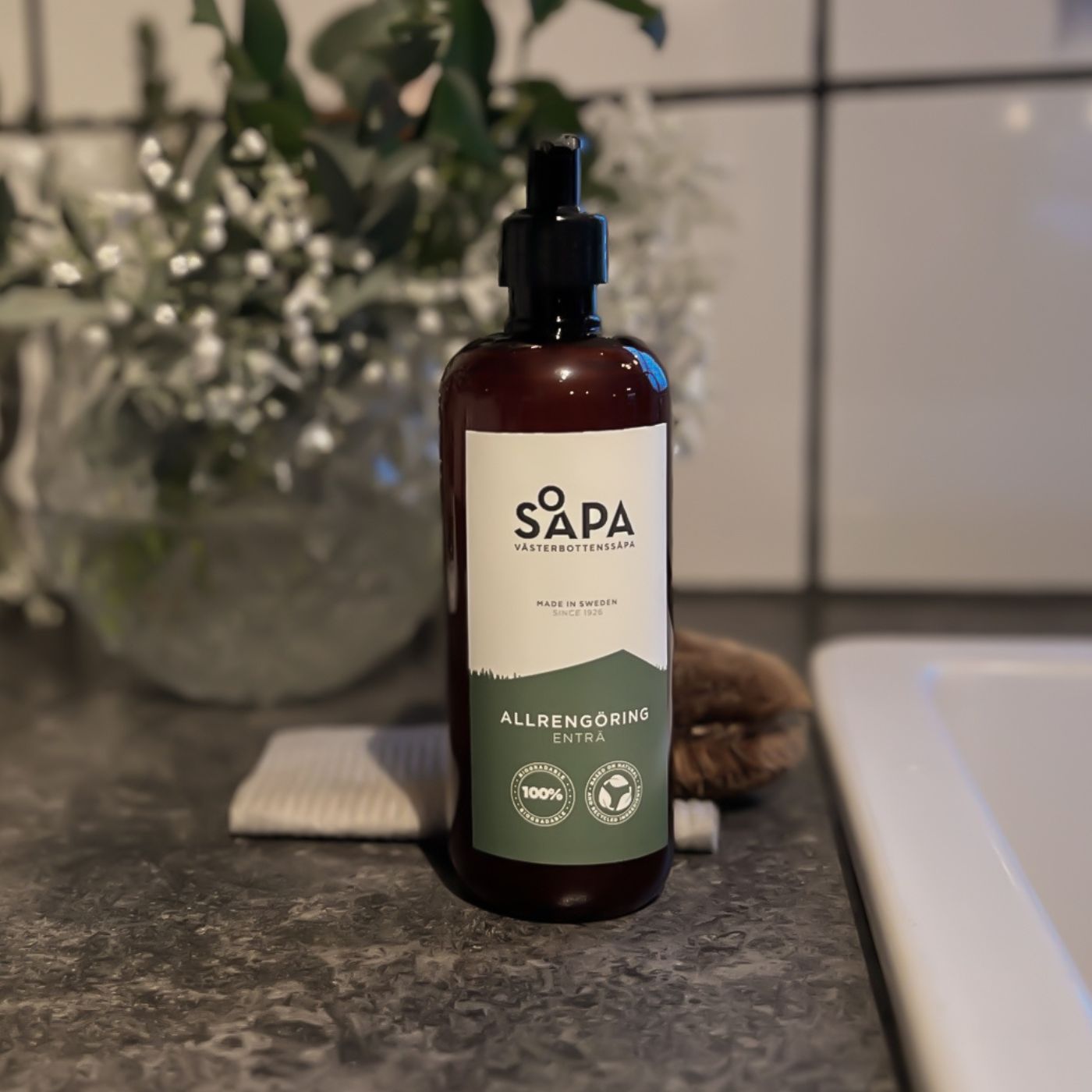Såpa för allrengöring med en fräsch doft av enträ. Skonsam och naturlig - för ett rent hem. 