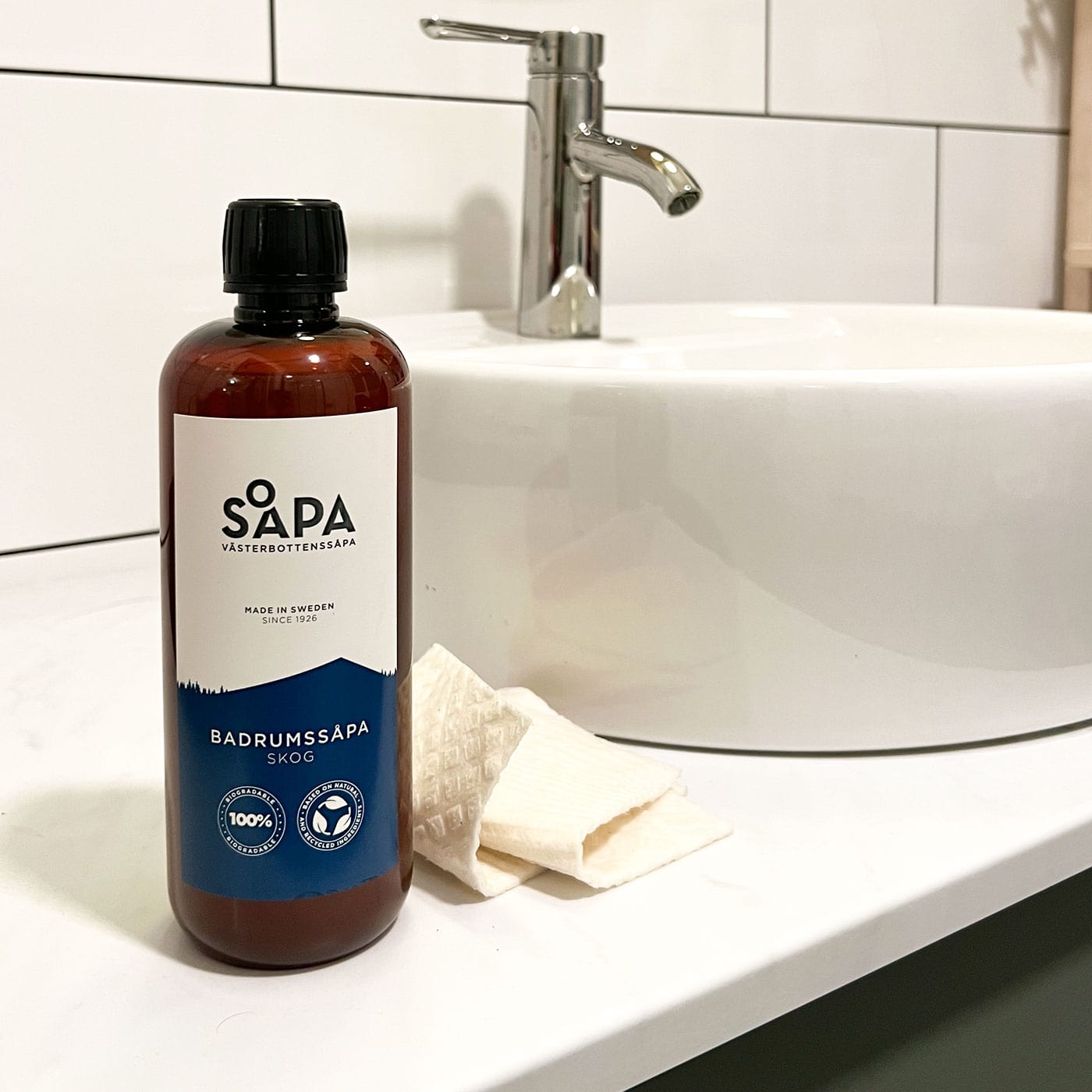 Flaska med badrumssåpa med doft av skog. Snabbt och enkelt tar bort smuts och kalk i badrummet. Skonsam mot ytor och hud.
