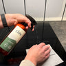 Städa spishällen med en miljövänlig såpspray och en trasa. 